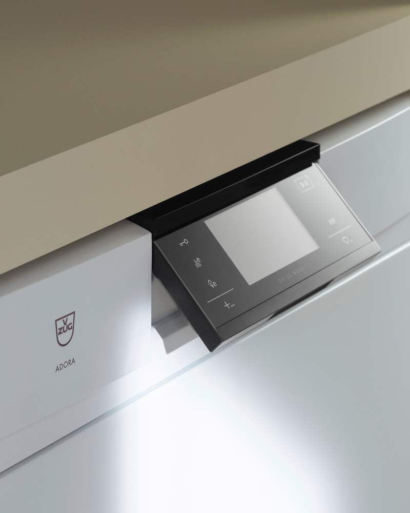 Primo piano del pannello di controllo di una lavastoviglie con touchscreen e design moderno.