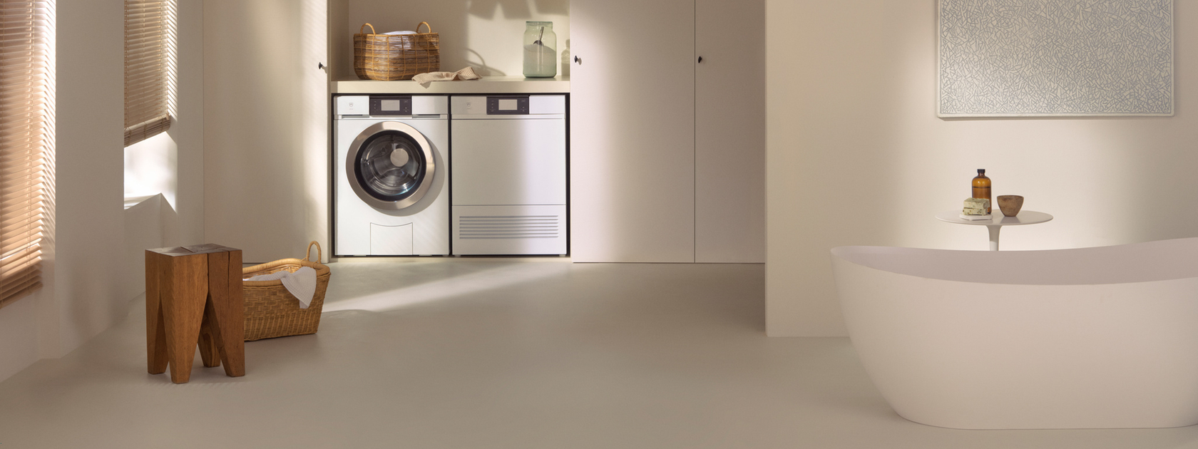 Moderne Waschmaschine und Wäschetrockner in einem eleganten Badezimmer mit minimalistischer Einrichtung.