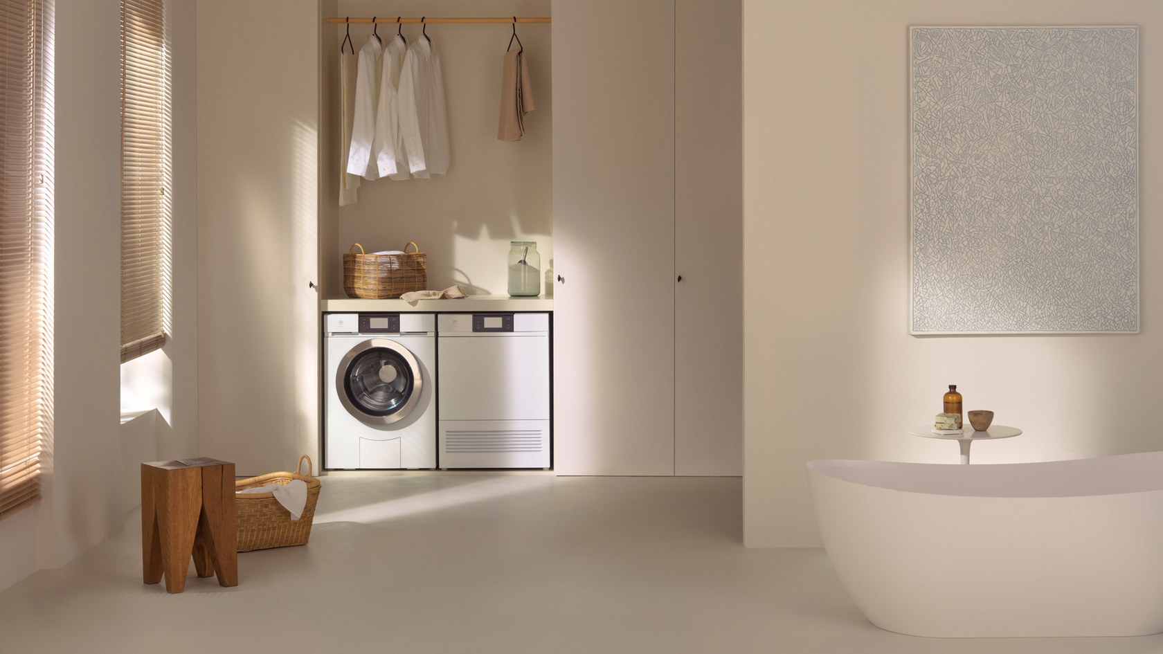 Lave-linge et sèche-linge modernes dans une salle de bains élégante avec un décor minimaliste.