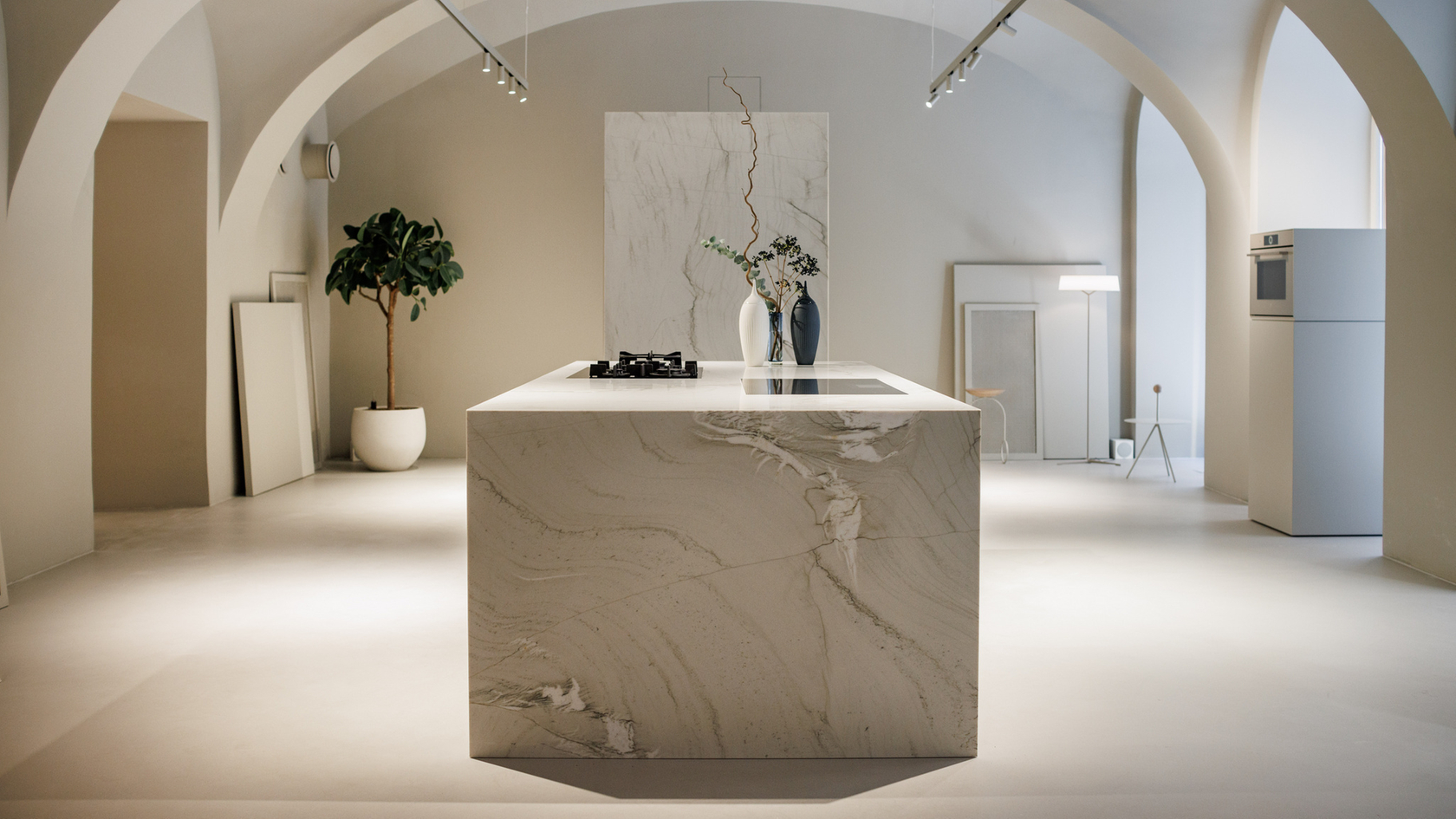 Moderne Küche mit zentraler Kochinsel aus Marmor und eleganter Einrichtung