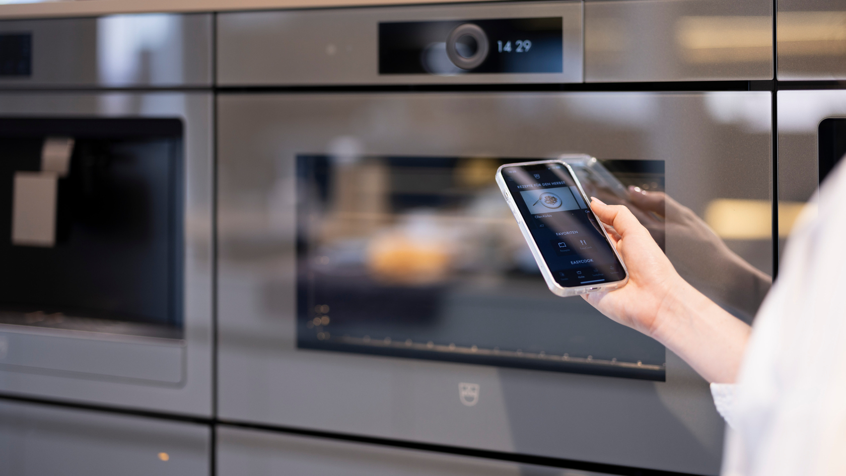 Un four commandé par smartphone dans une cuisine moderne