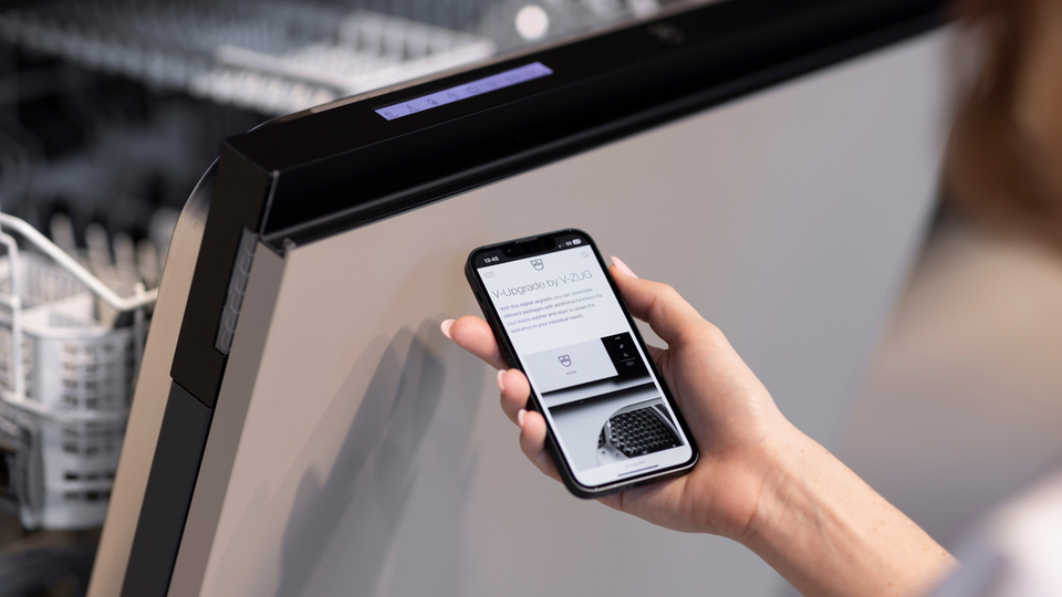 Lave-vaisselle ouvert avec commande par smartphone via l'application V-ZUG