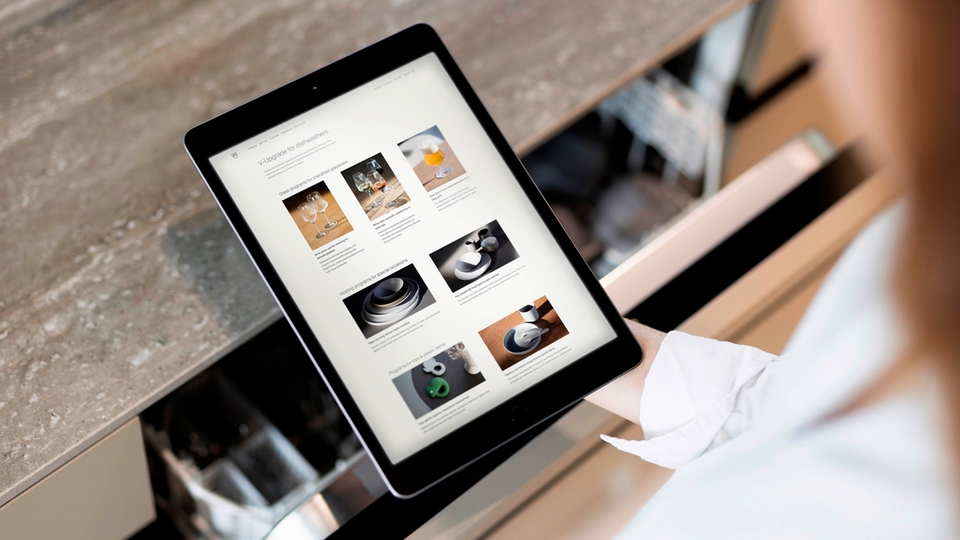 Tablette dans une cuisine moderne avec un lave-vaisselle en arrière-plan