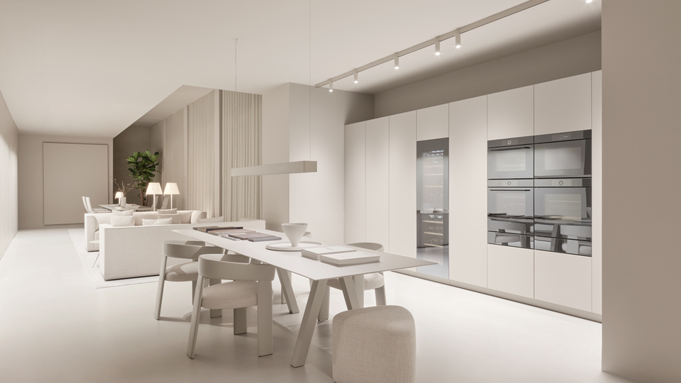 Moderne Küche mit Einbaugeräten wie Backöfen und Weinschrank in minimalistischem Design