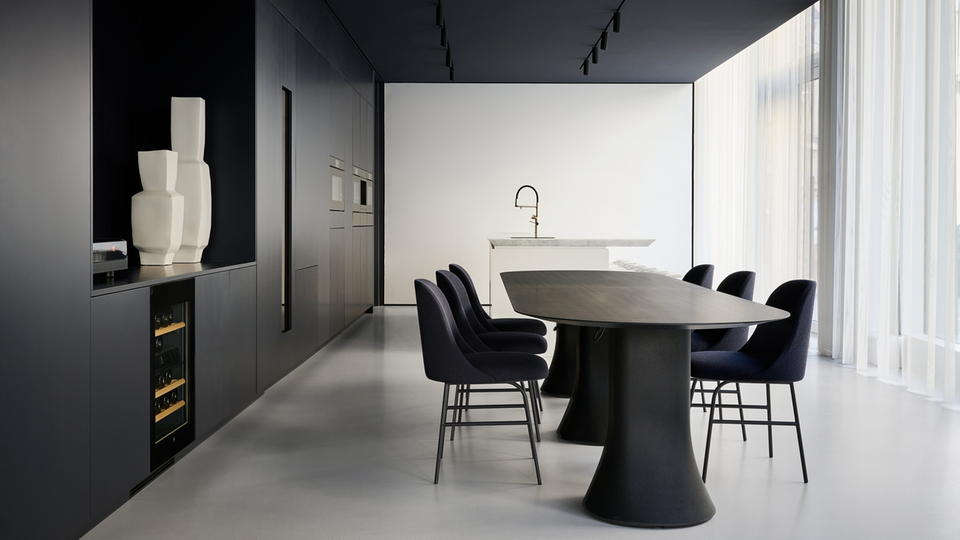 Moderne Küche mit Esstisch und minimalistischer Einrichtung
