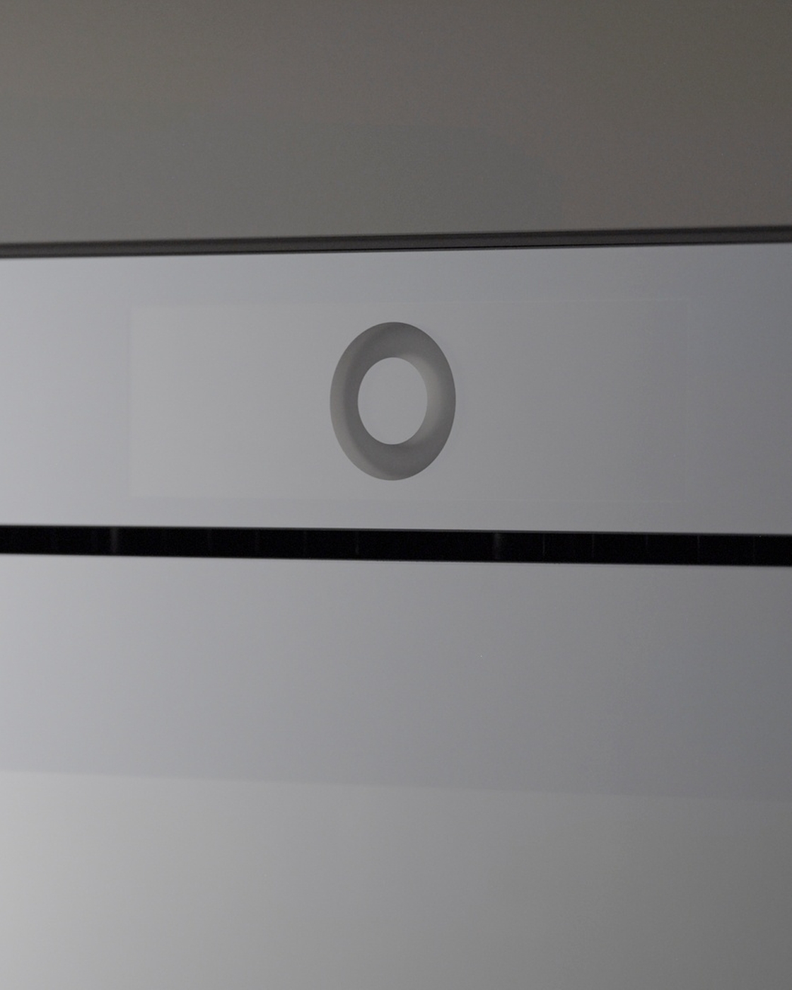 Detail eines minimalistischen Dunstabzugs mit schlichtem Design und moderner Ästhetik.