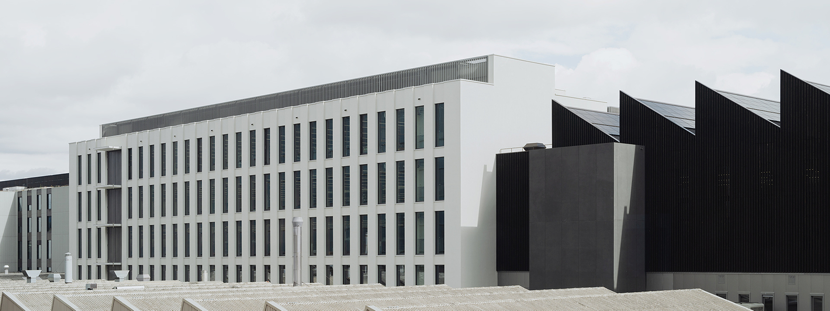 Außenansicht des V-ZUG Hauptsitzes mit moderner Architektur und industriellem Stil.