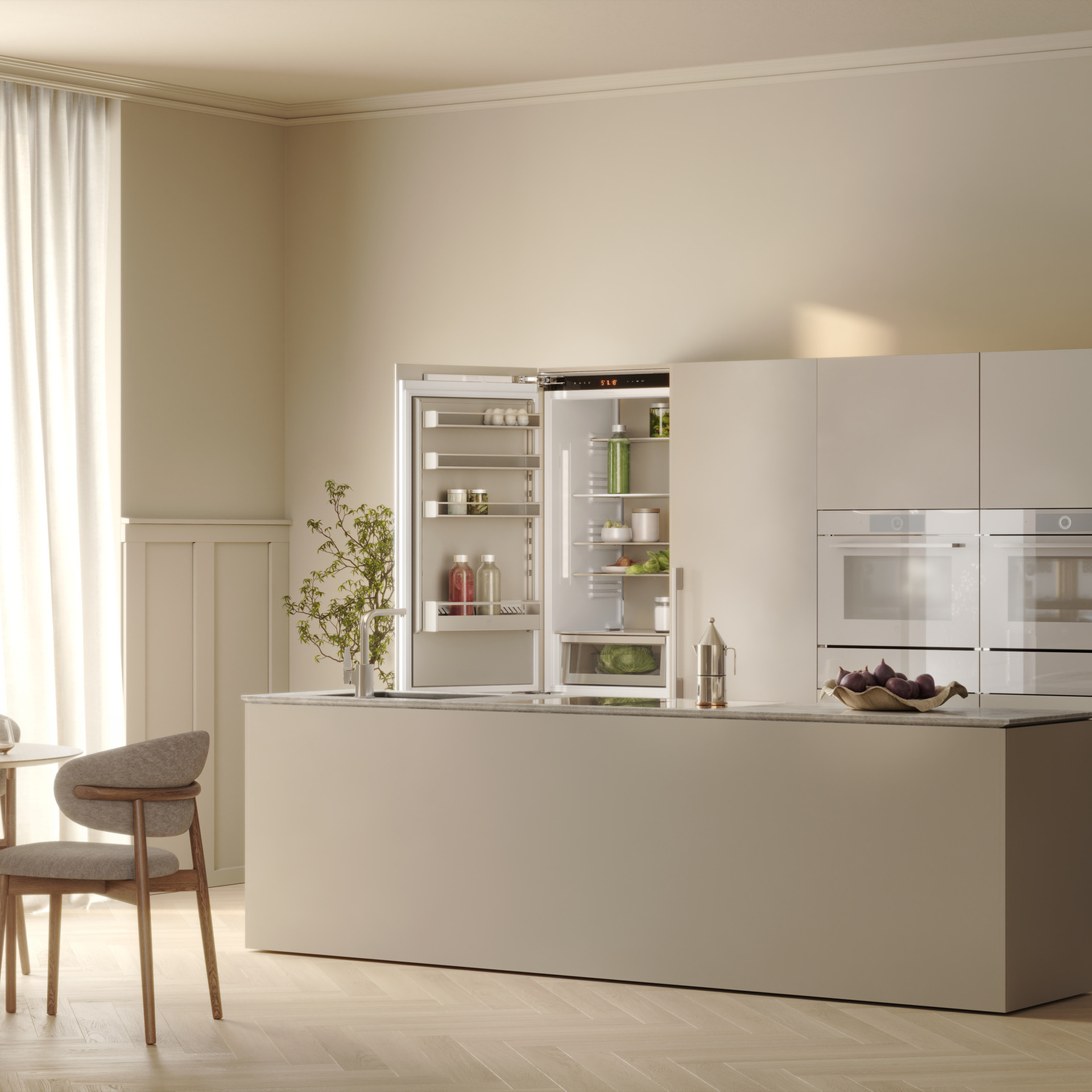 Cucina moderna con frigorifero a vista, forno a incasso e zona pranzo