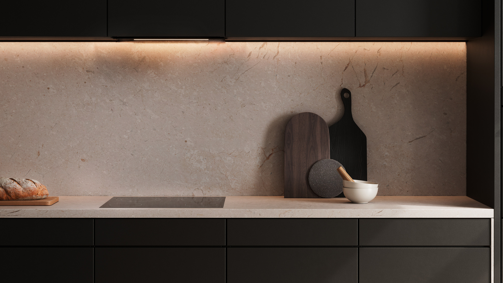 Moderne Küche mit dunklen Schränken, Kochfeld und Schneidebrettern auf heller Arbeitsplatte