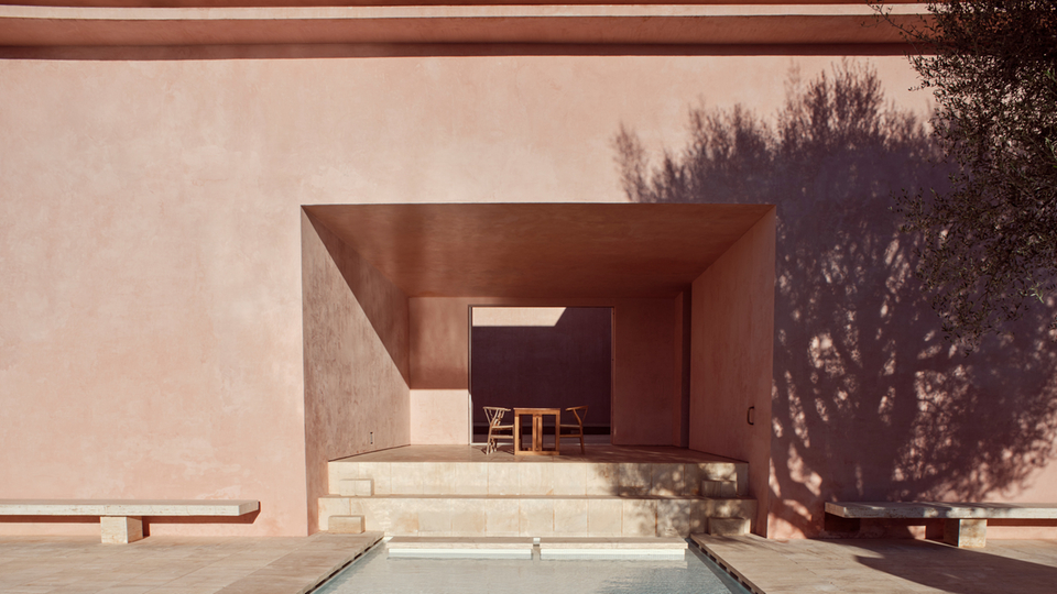 Design minimalista con piscina, architettura geometrica e ombra degli alberi