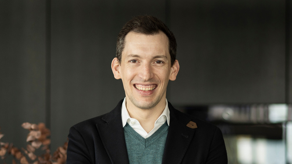 Cuisine moderne avec des armoires sombres, un plan de travail élégant et des détails stylés