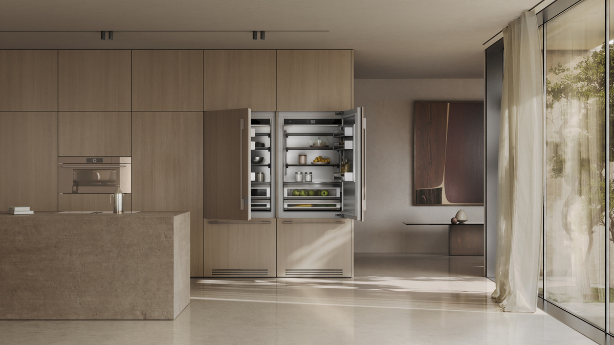 Cucina moderna con frigorifero aperto e forno integrato dal design elegante.