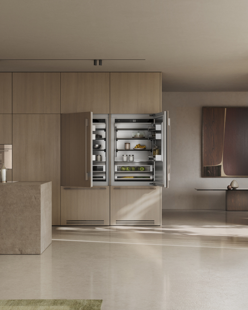 Moderne Küche mit offenem Kühlschrank und integriertem Backofen in elegantem Design.