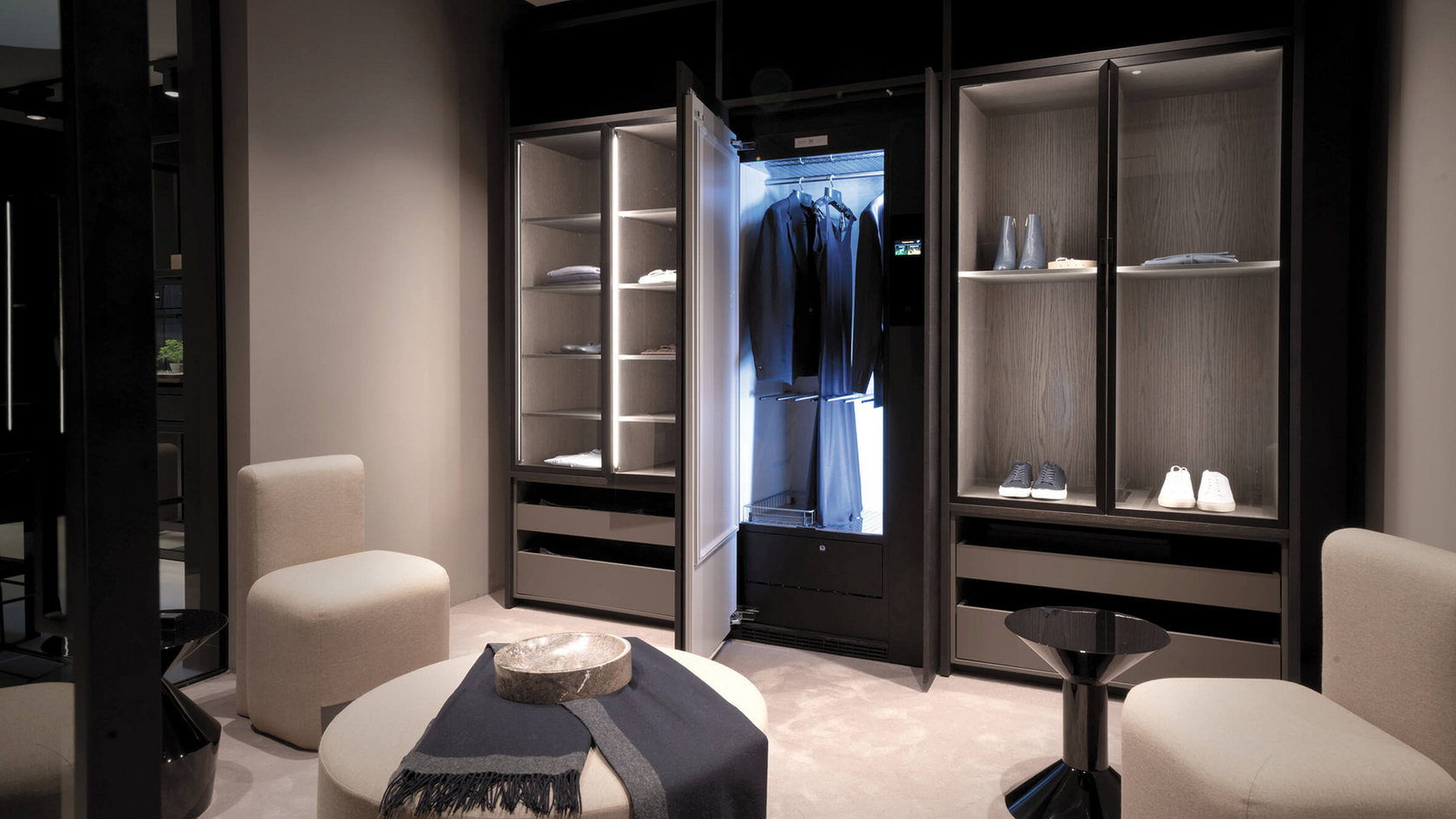 Moderner Refresh Butler in einem eleganten Kleiderschrank zur Pflege und Auffrischung von Kleidung.