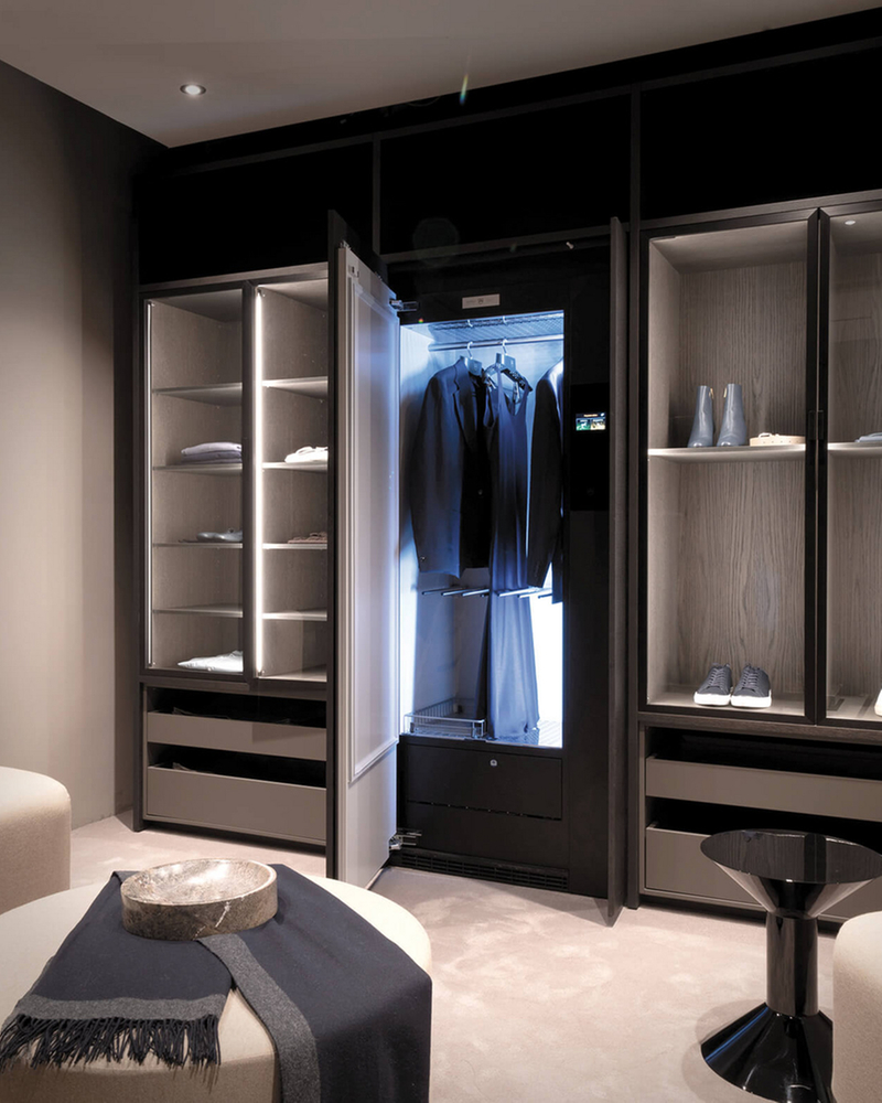 Modern Refresh Butler in un elegante guardaroba per curare e rinfrescare i vestiti.