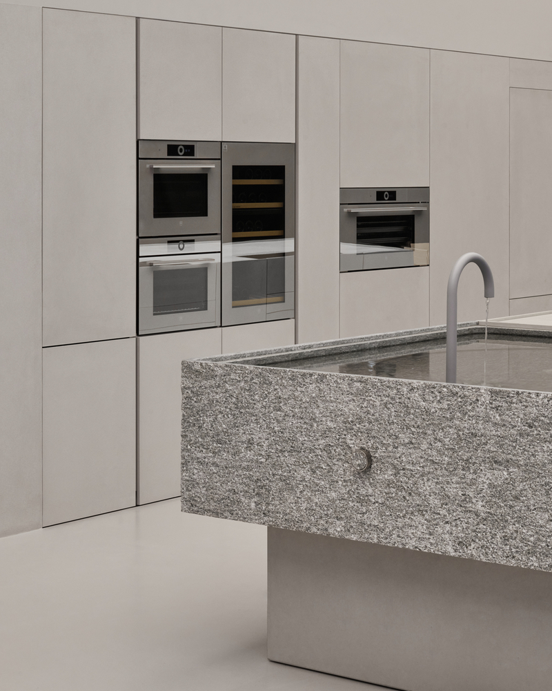 Cucina moderna con forno a incasso, vaporiera e lavello in pietra