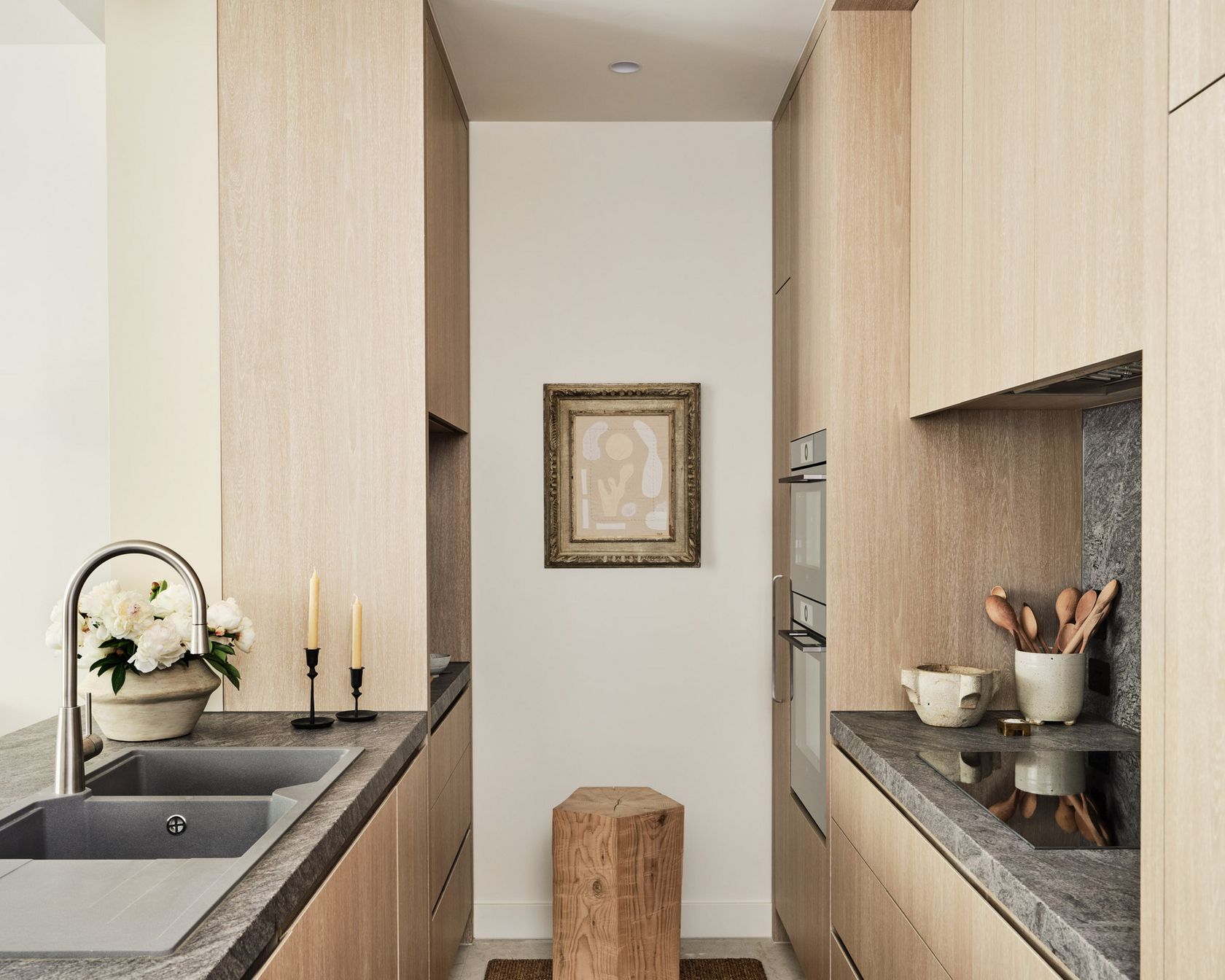 Modern kitchen with wooden fronts, gray worktops and stylish details.