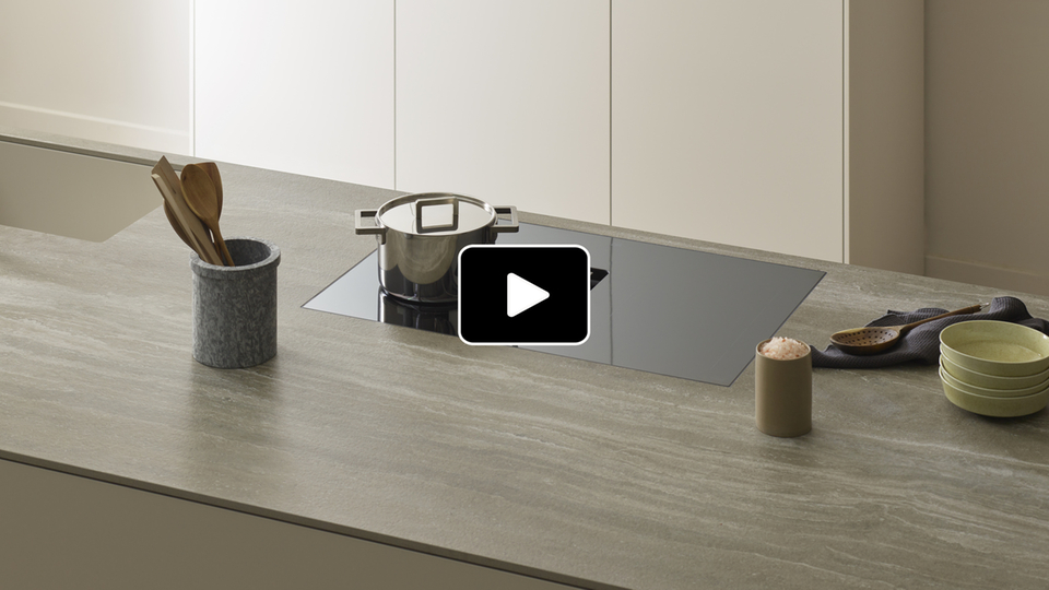 Table de cuisson moderne dans une cuisine élégante à l'esthétique minimaliste.