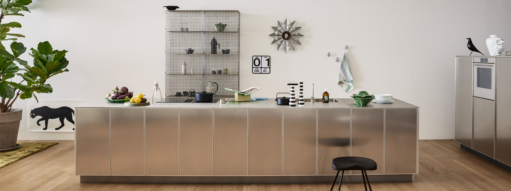 Cuisine moderne avec îlot en inox et aménagement minimaliste