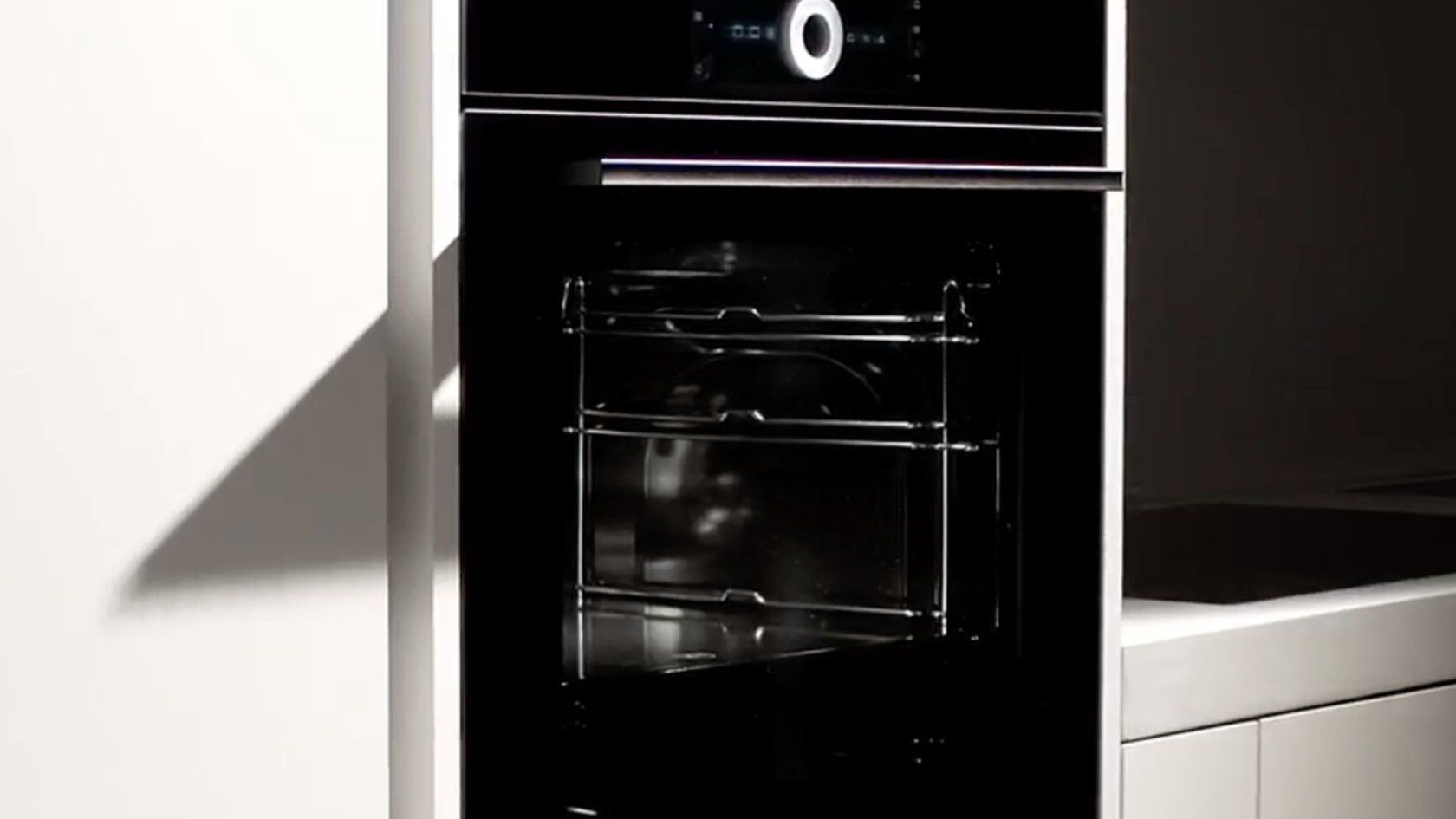 Moderner Backofen in einer stilvollen Küche mit minimalistischem Design.