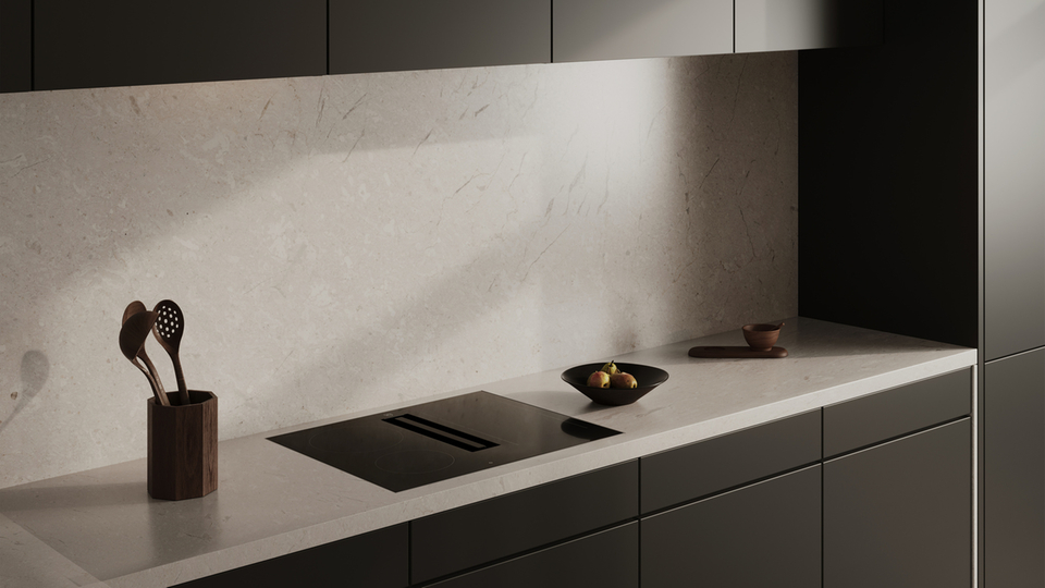 Cucina moderna con armadi scuri e piano cottura integrato