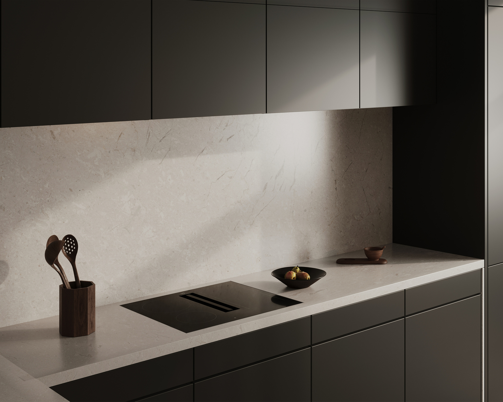 Moderne Küche mit dunklen Schränken und integriertem Kochfeld