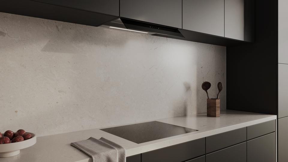 Cucina moderna con armadi scuri, cappa aspirante e piano di lavoro chiaro