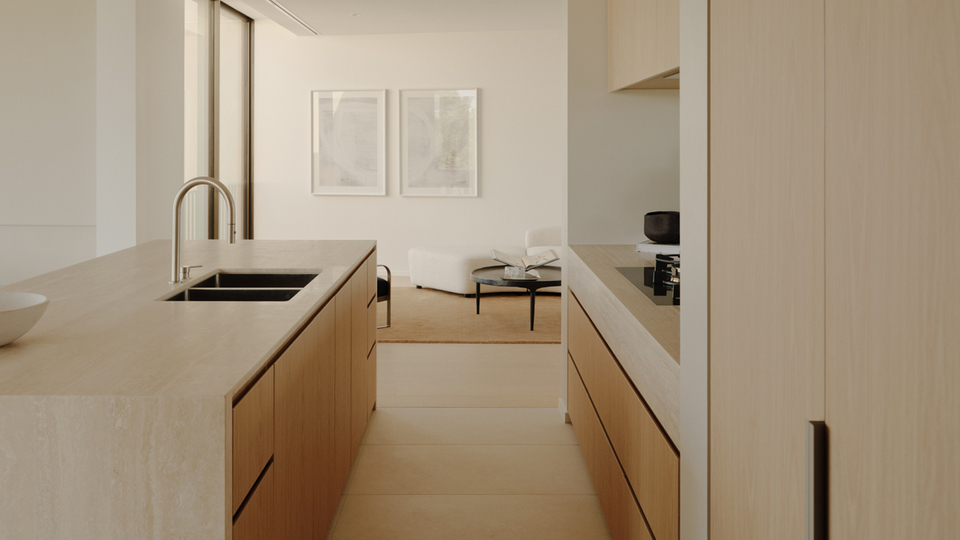 Cucina moderna con arredi minimalisti e isola centrale