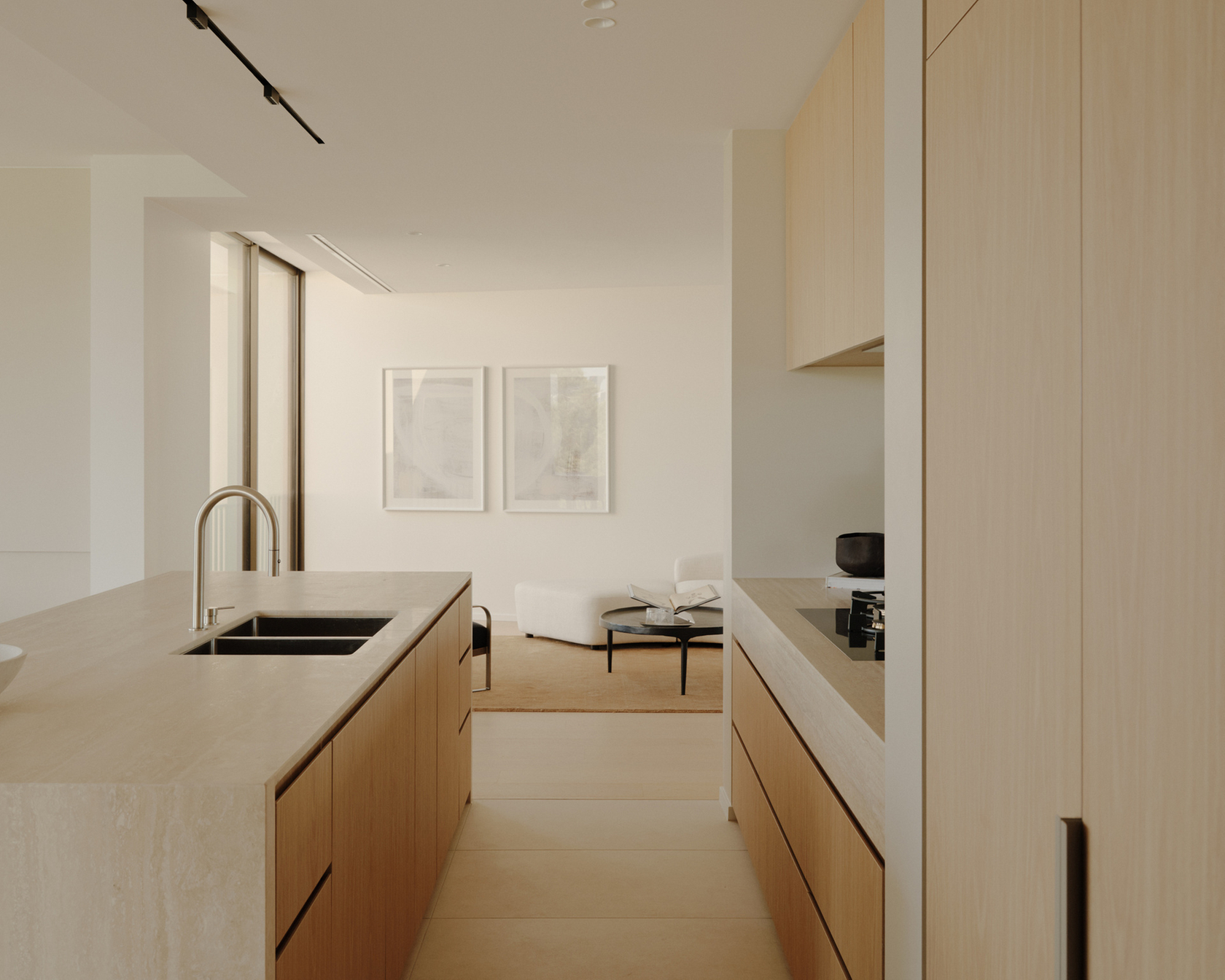 Moderne Küche mit minimalistischer Einrichtung und zentraler Kücheninsel