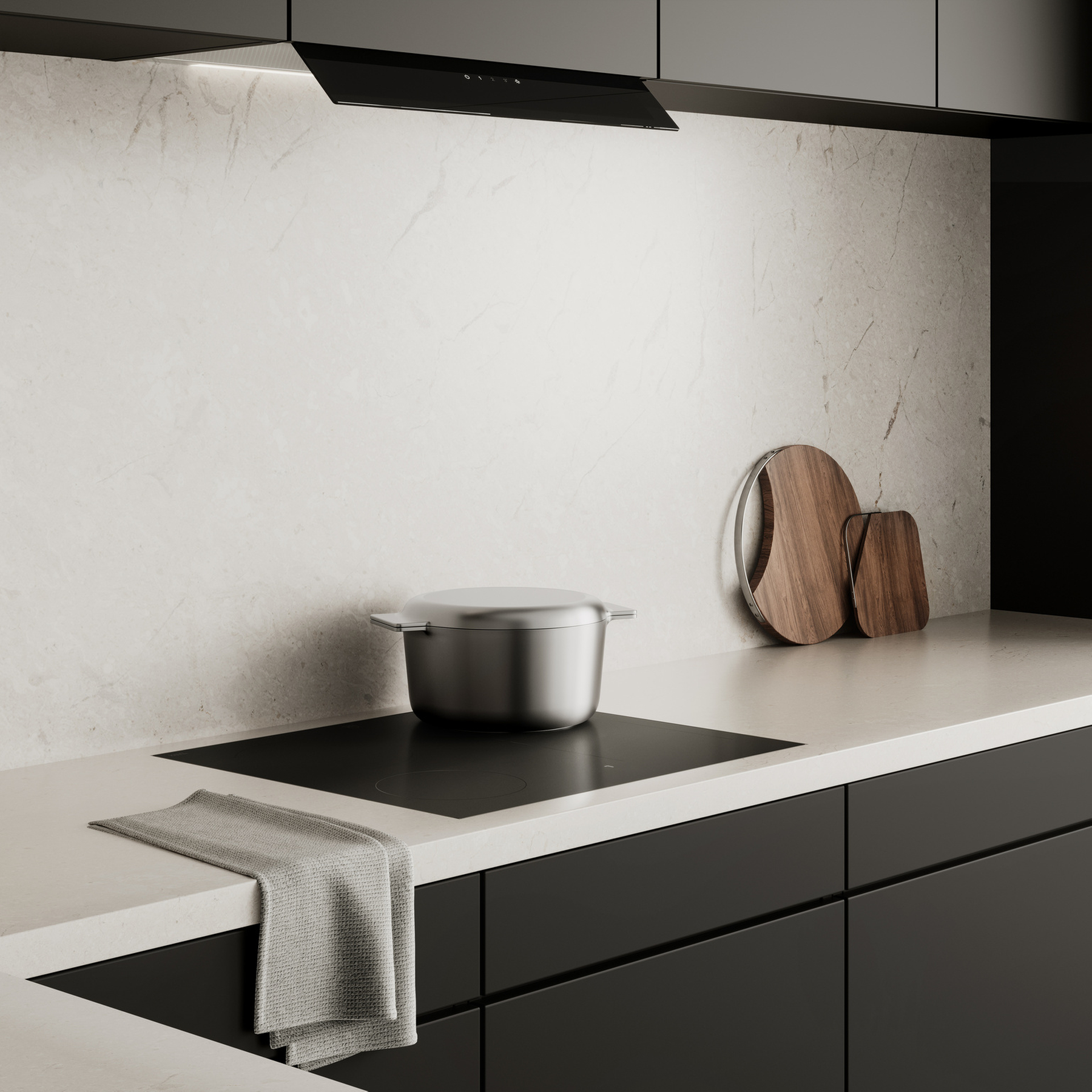 Cucina moderna con piano cottura a induzione, cappa aspirante e dettagli di stile come taglieri e fruttiere.