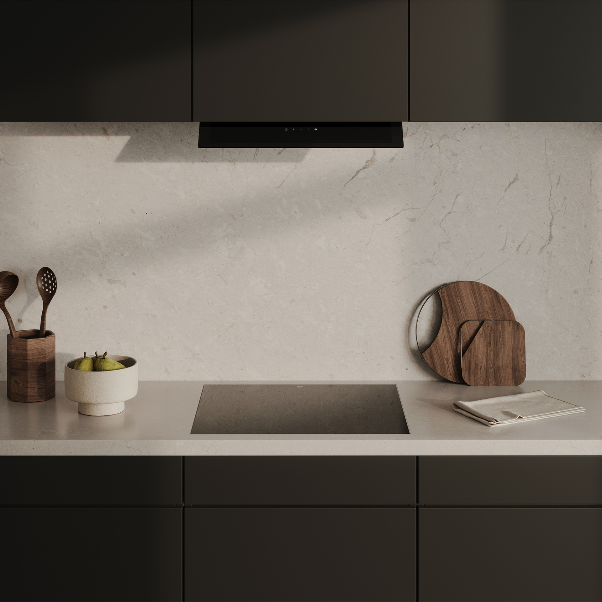 Cucina moderna con armadi scuri, piano cottura e cappa aspirante integrata, decorata con utensili in legno e una fruttiera.