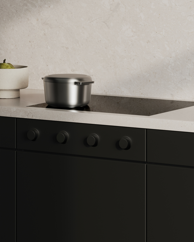 Table de cuisson moderne avec casserole en inox dans une cuisine minimaliste