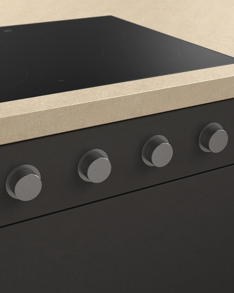 Piano cottura moderno con manopole rotanti in un piano di lavoro della cucina