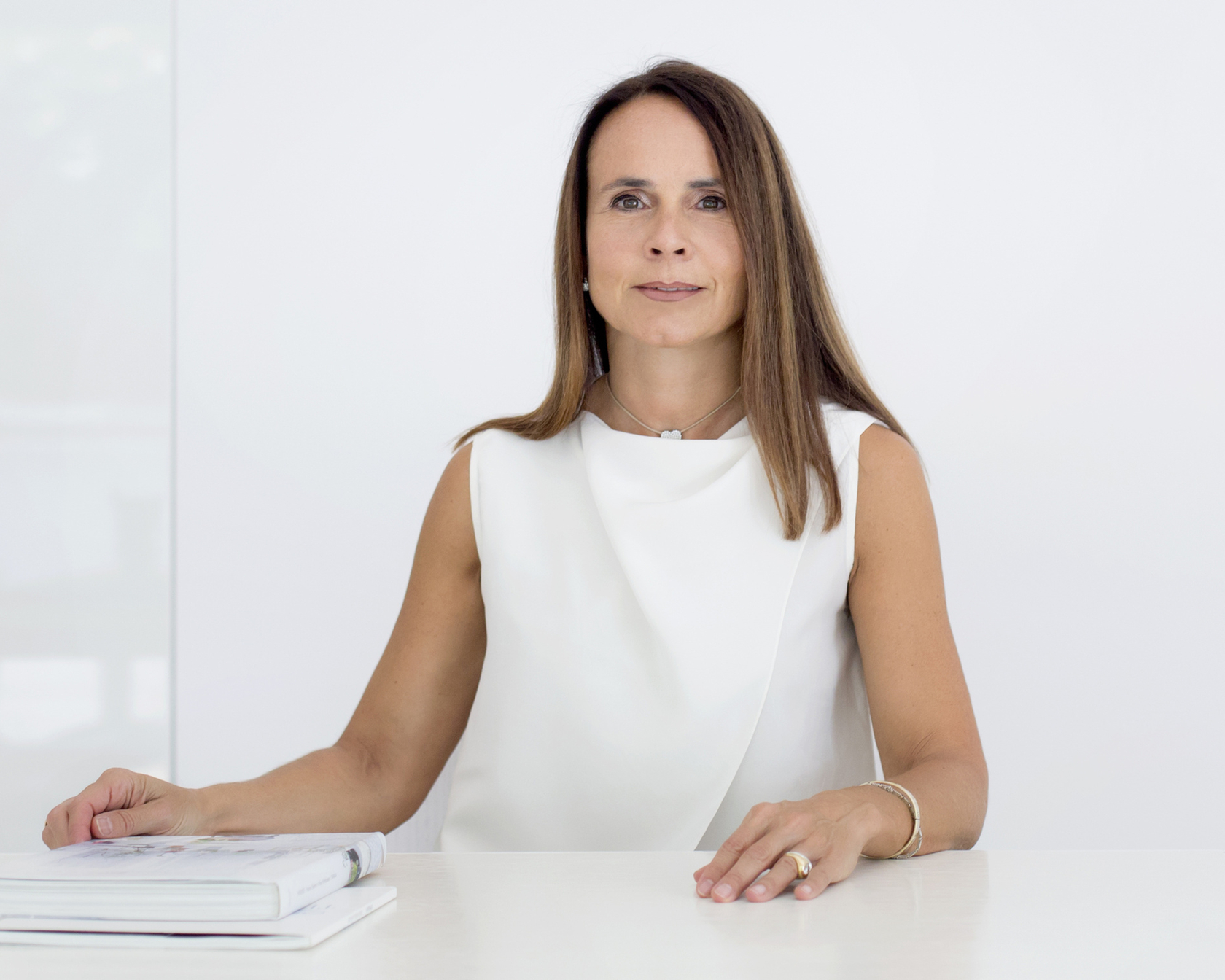 Frau am Schreibtisch mit Buch in modernem, minimalistischen Design
