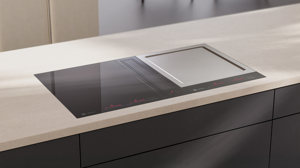 Table de cuisson avec steamer intégré dans une cuisine moderne.