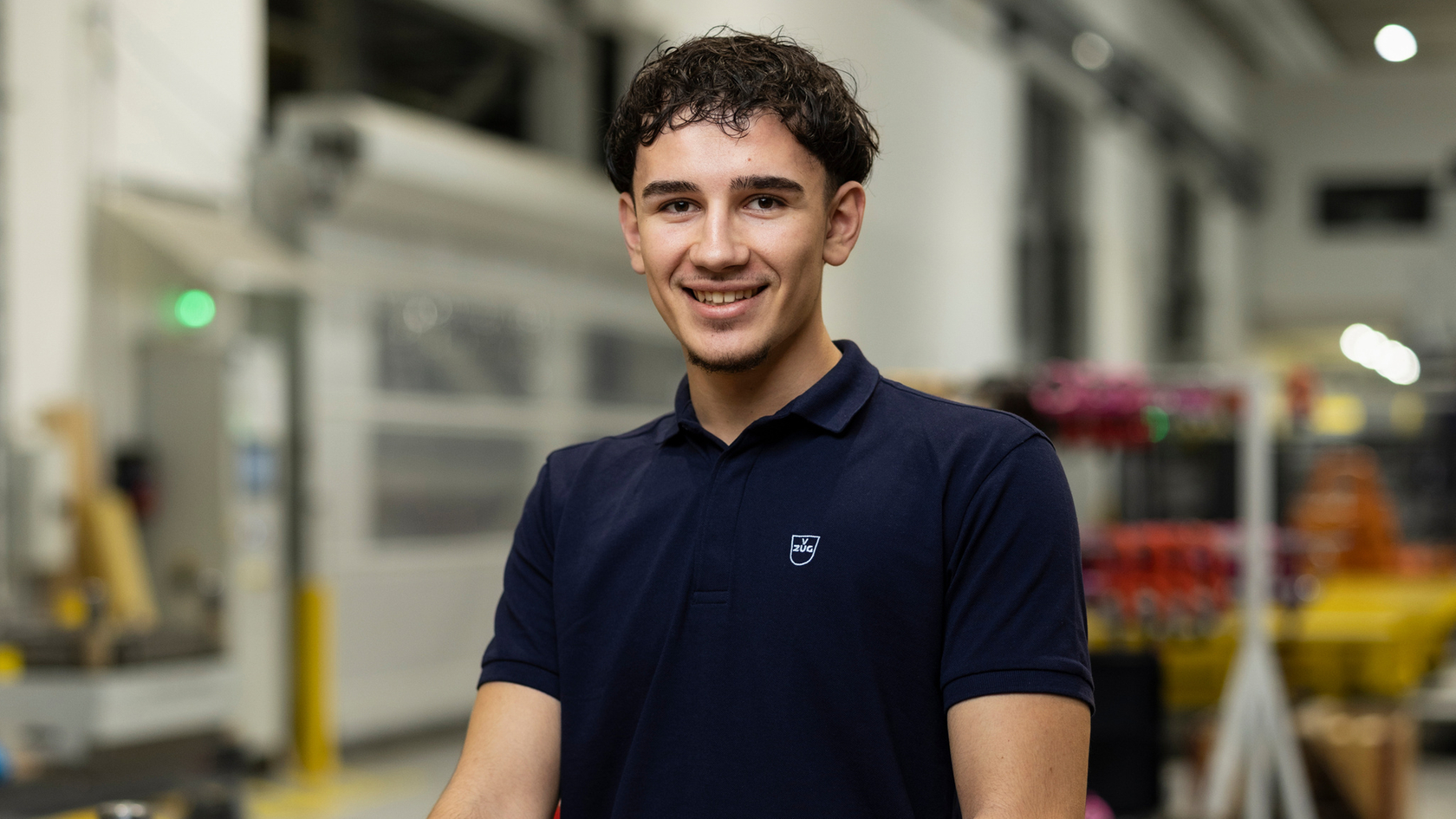 Employés dans un atelier avec des machines et des outils dans un hall de production.