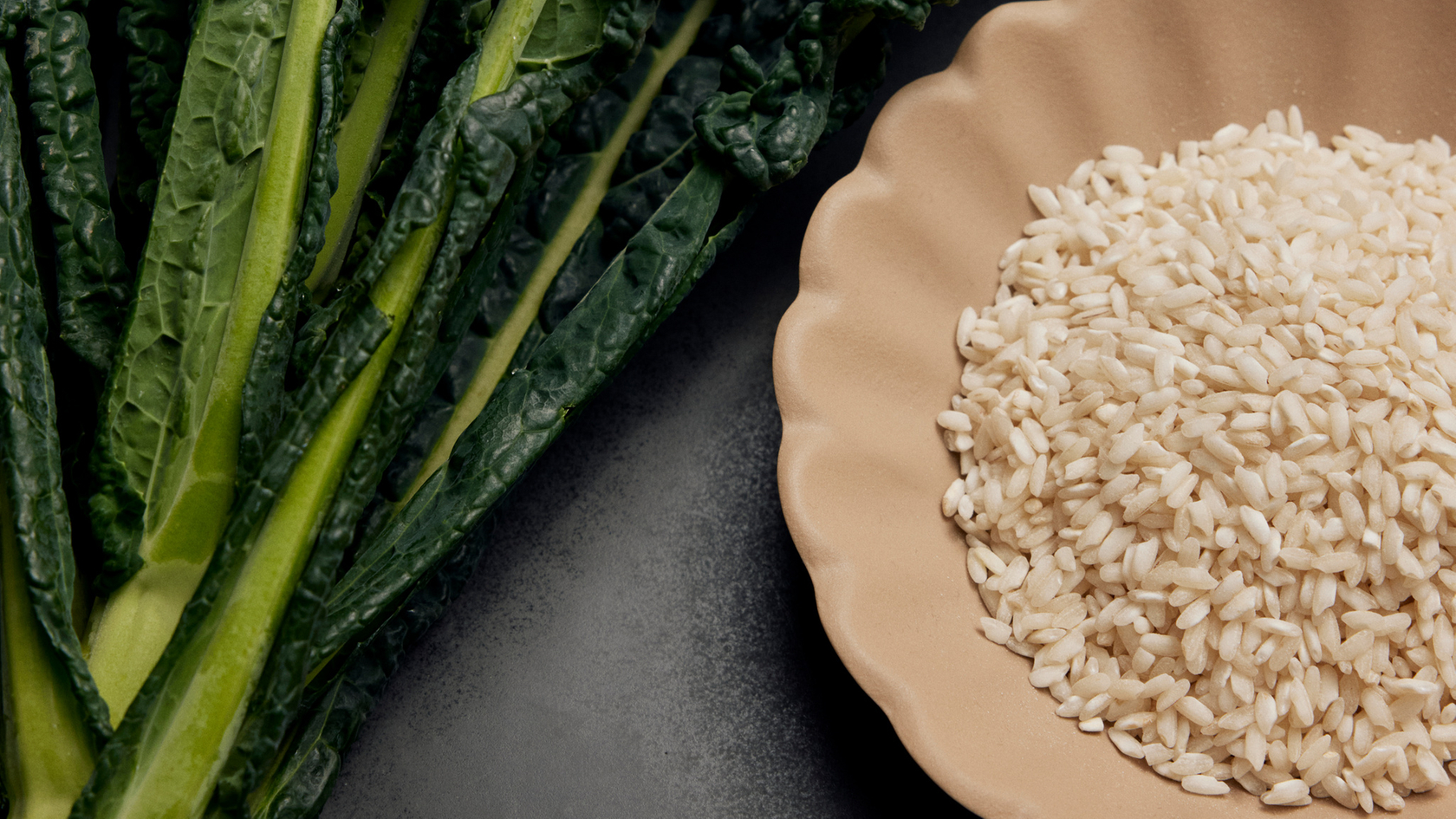 Grünkohl und Reis auf einem Teller, perfekt für gesunde Rezepte und stilvolle Küche.