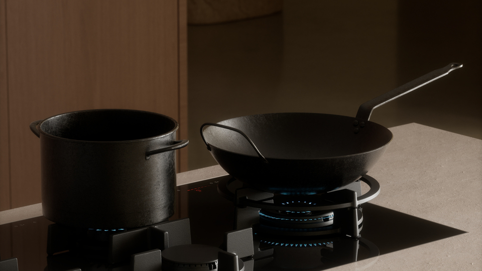 Table de cuisson moderne avec deux casseroles noires dans une cuisine élégante.