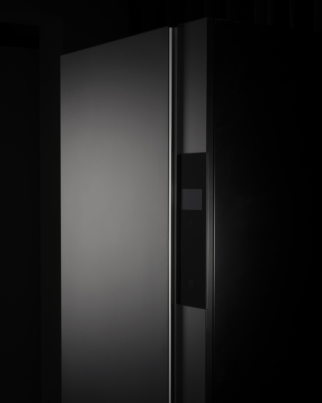 Moderner Kühlschrank mit minimalistischem Design in einem dunklen Raum