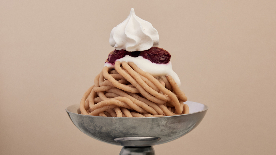 Dessert mit Sahne und Kirschen auf einem Metallteller