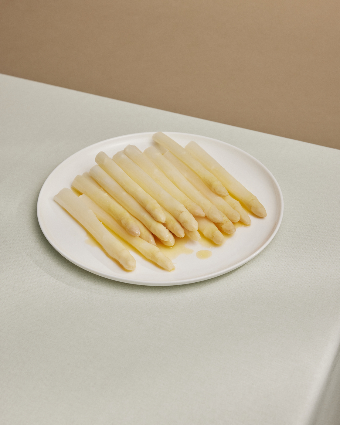 White asparagus on a plate, minimalistically arranged.