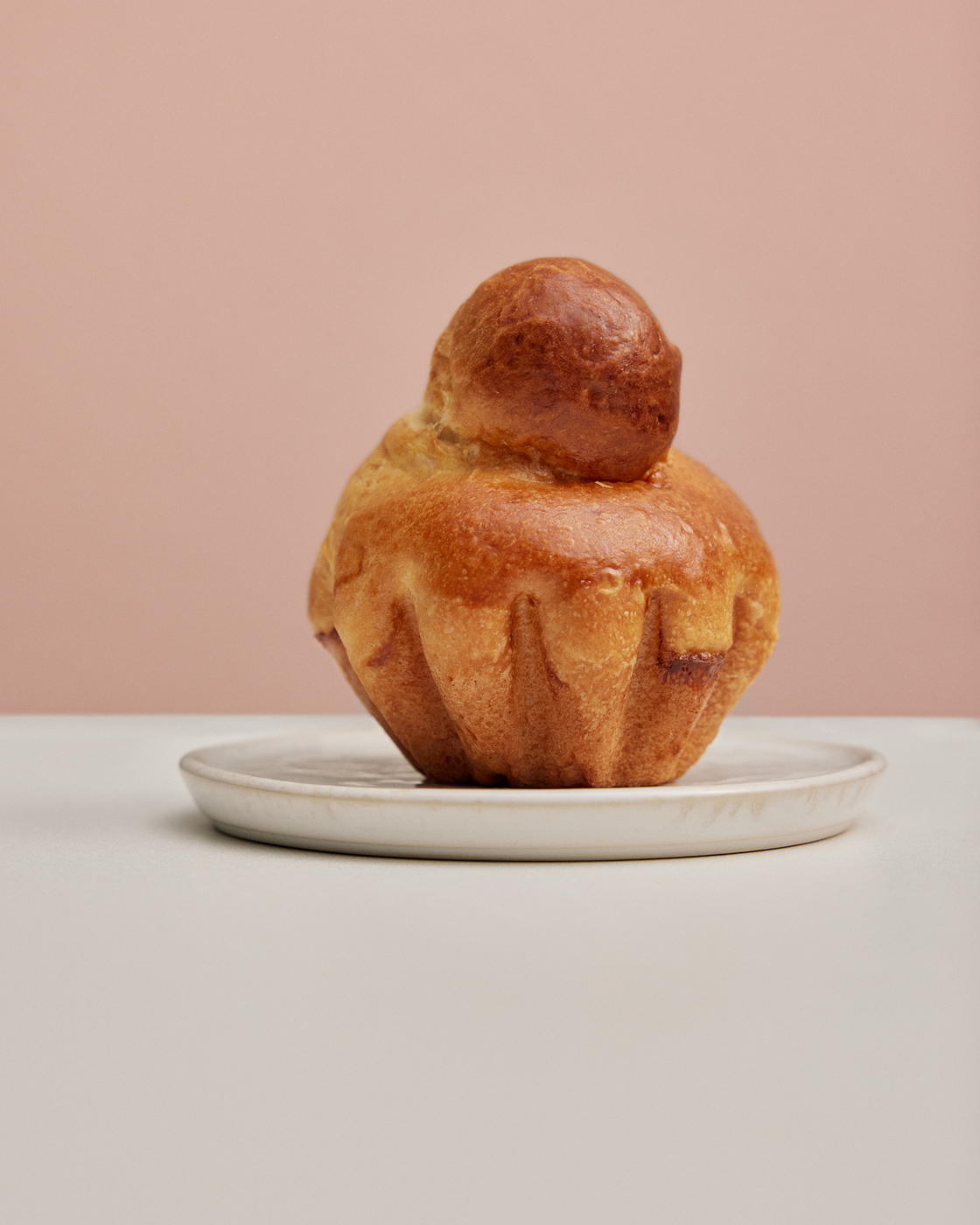 Brioche fraîchement cuite sur une assiette, idéale pour la cuisine ou les idées de pâtisserie.