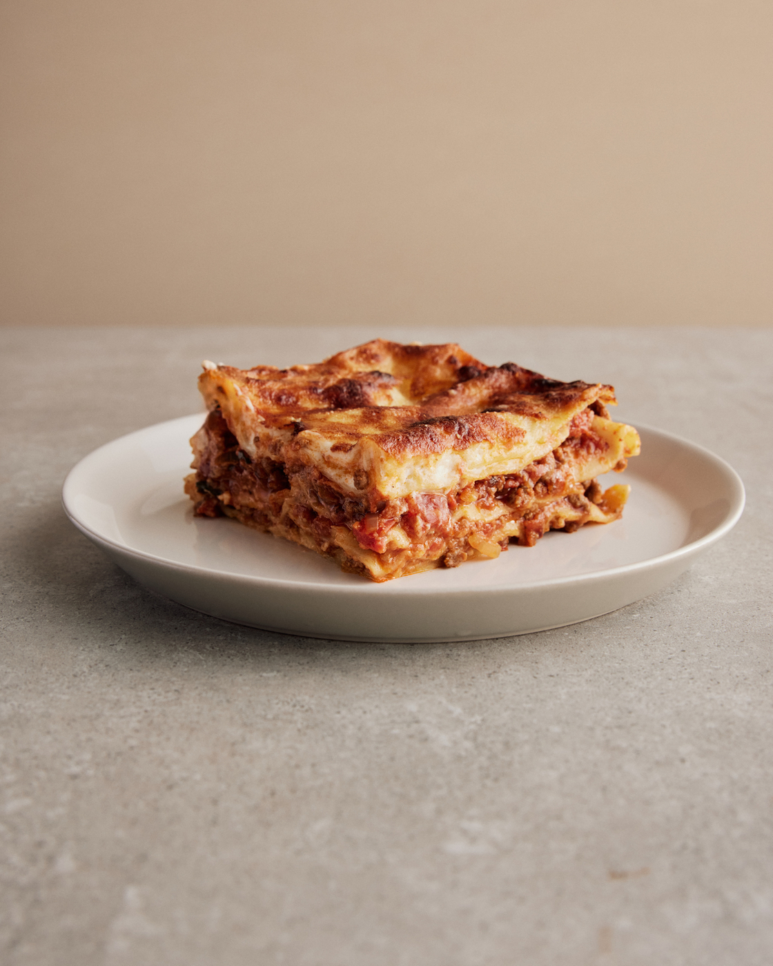 Des lasagnes dans une assiette, parfaites pour un délicieux repas.