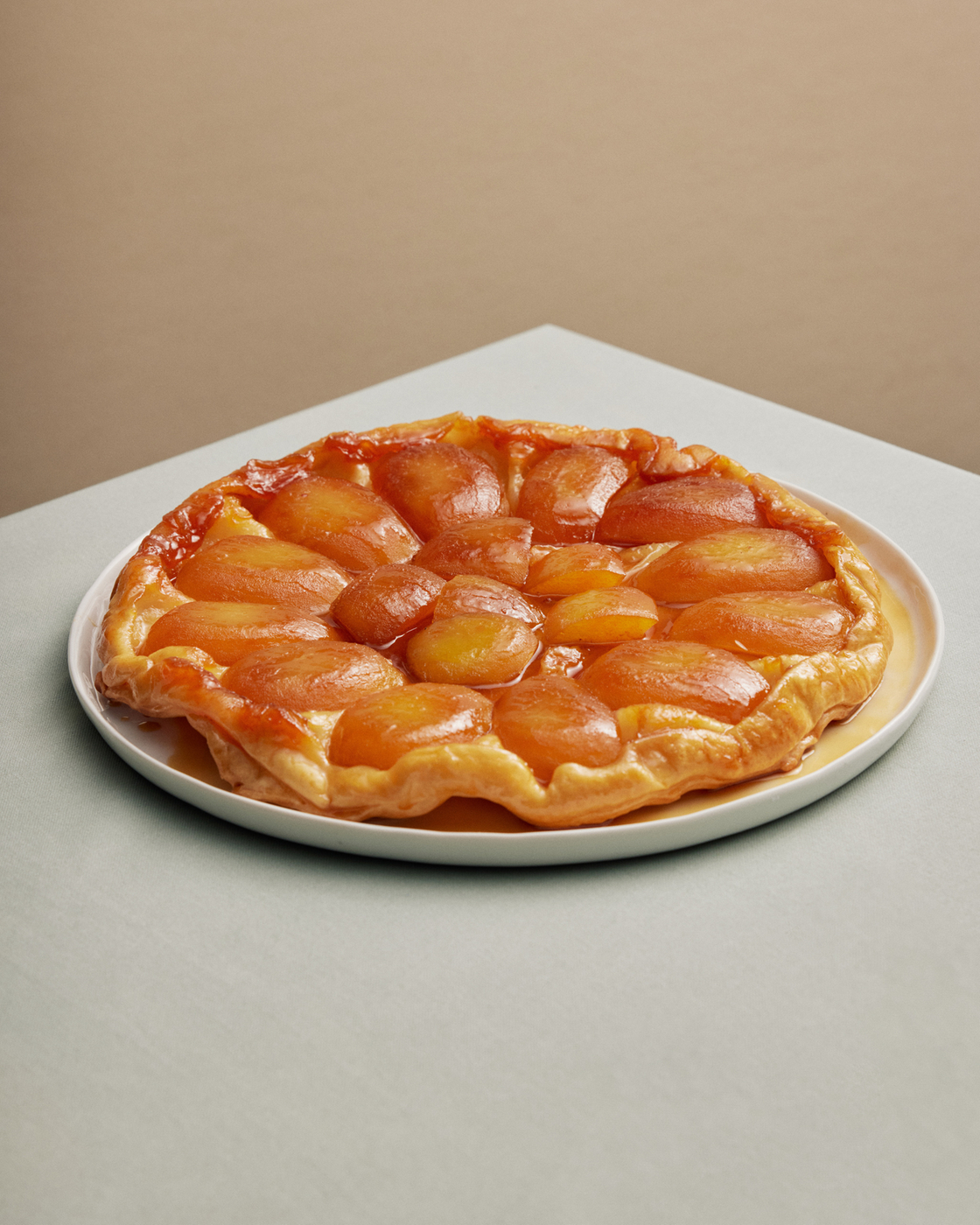 Tarte Tatin sur une assiette blanche, idéale pour les fours et l'inspiration culinaire.