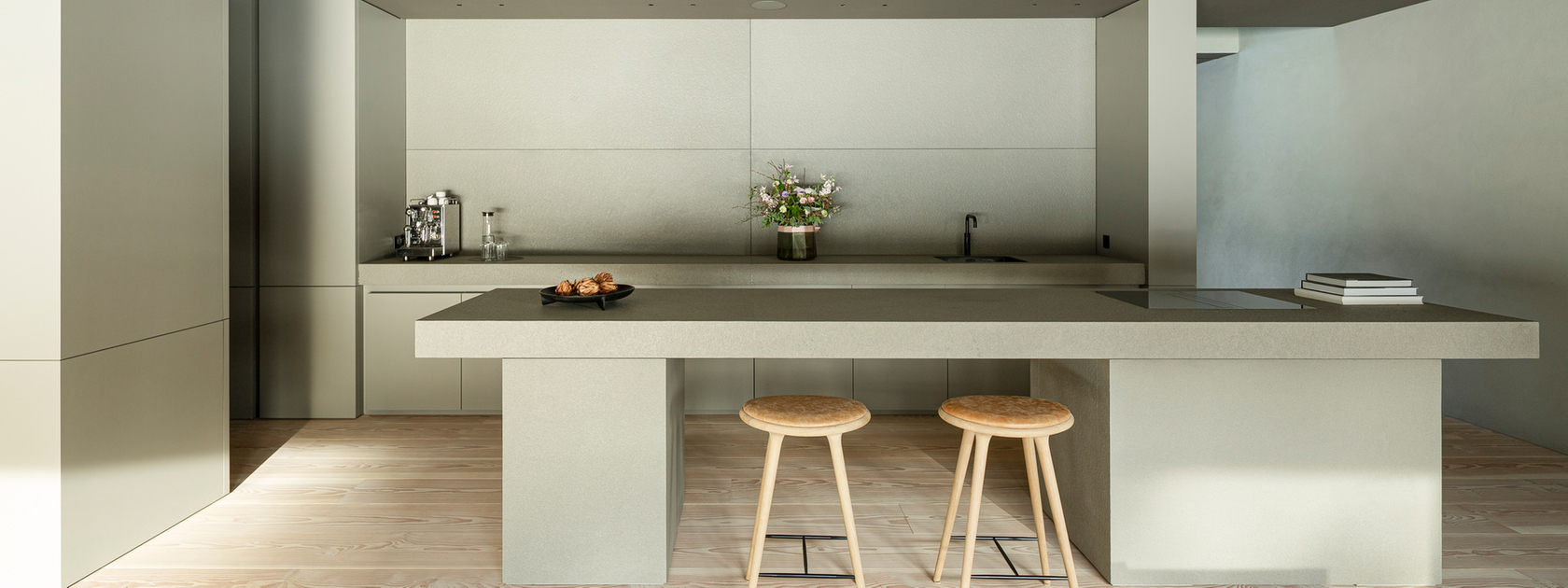 Moderne Küche mit zentraler Kochinsel und minimalistischem Design.