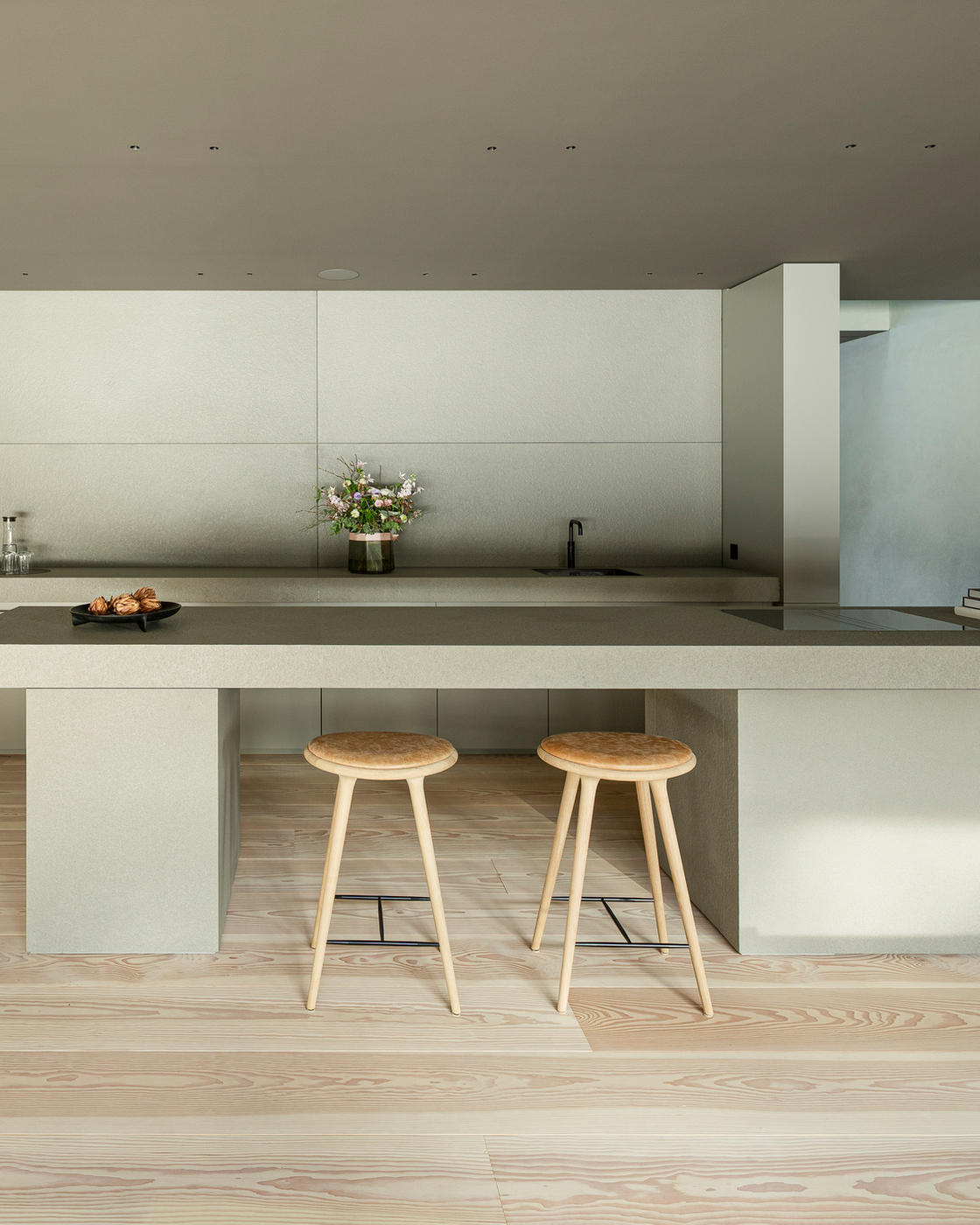Cucina moderna con isola di cottura centrale e design minimalista.