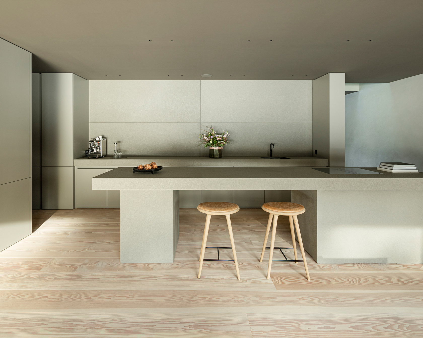 Moderne Küche mit zentraler Kochinsel und minimalistischem Design.
