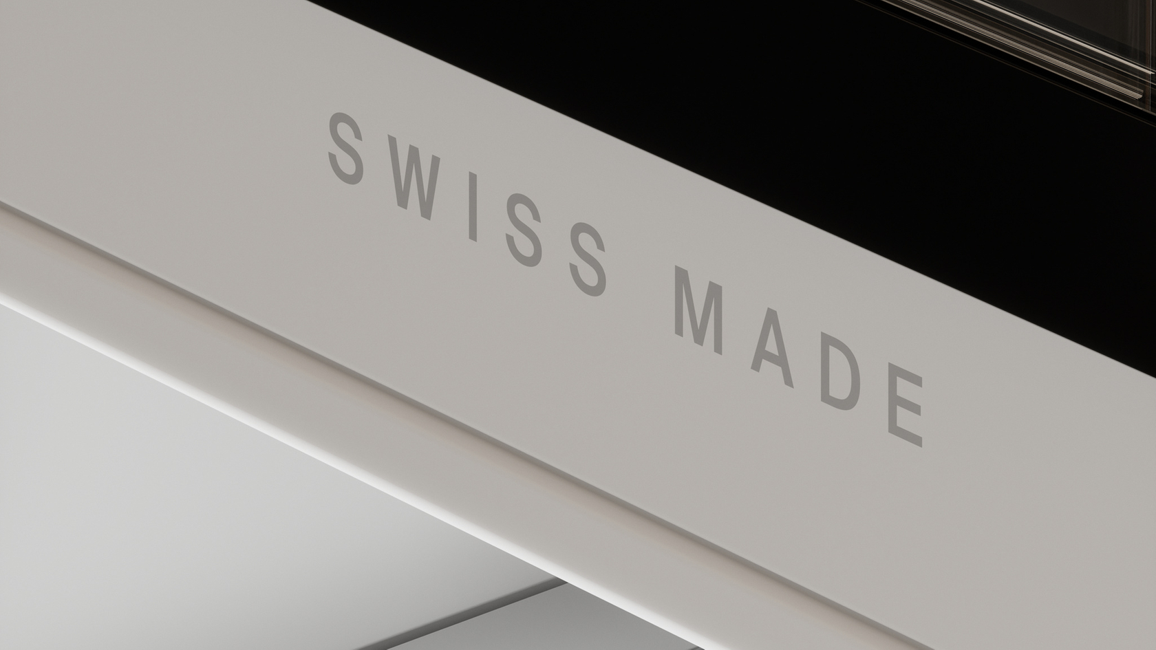 Primo piano di un frigorifero con l'etichetta "Swiss Made", che sottolinea la qualità e l'origine svizzera.