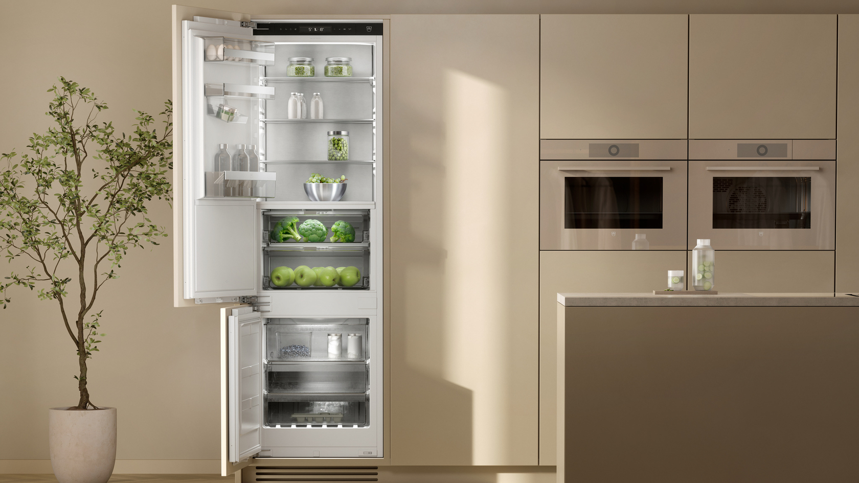 Offener Kühlschrank mit frischen Lebensmitteln und eingebauten Backöfen in einer modernen Küche.