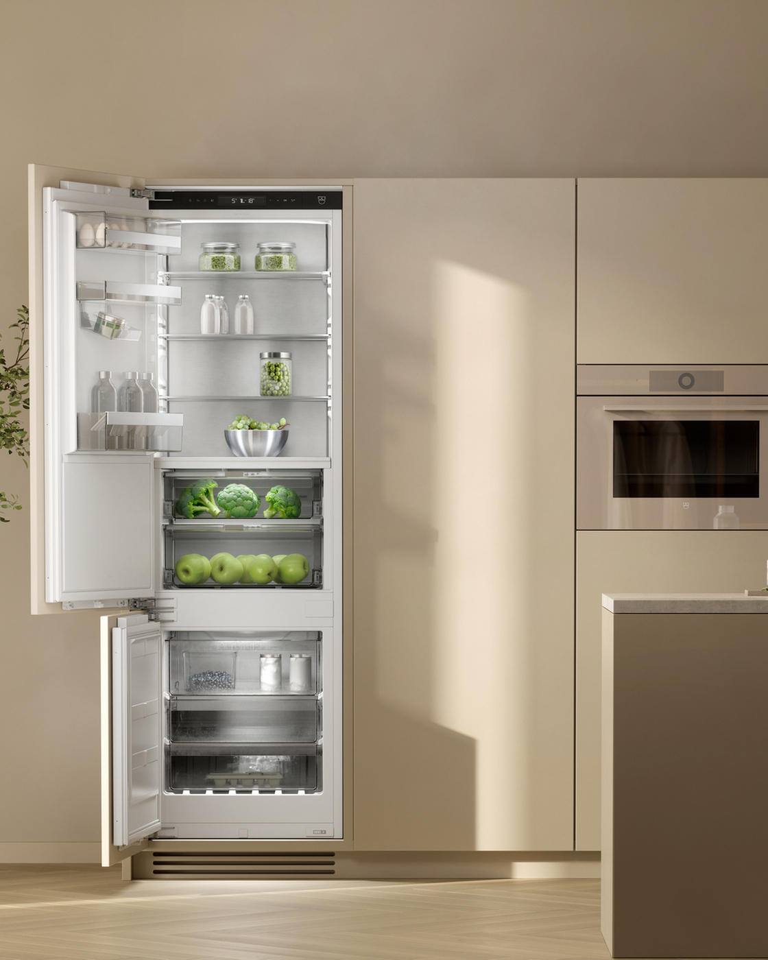 Offener Kühlschrank mit frischen Lebensmitteln und eingebauten Backöfen in einer modernen Küche.